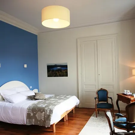 Le Clos Des Noyers לינה וארוחת בוקר Combronde