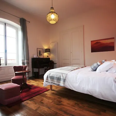 לינה וארוחת בוקר Le Clos Des Noyers 3*