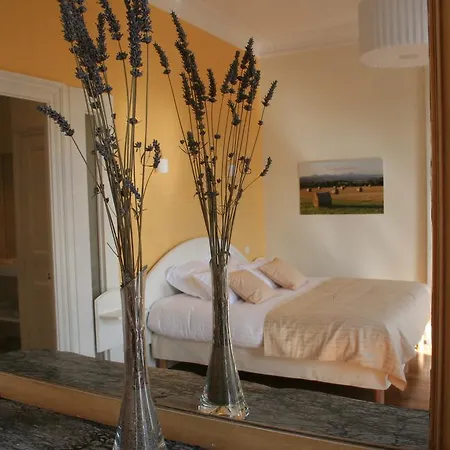 לינה וארוחת בוקר Le Clos Des Noyers 3*